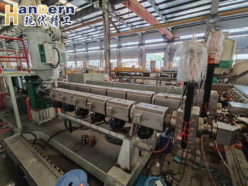 PP hollow board production equipment